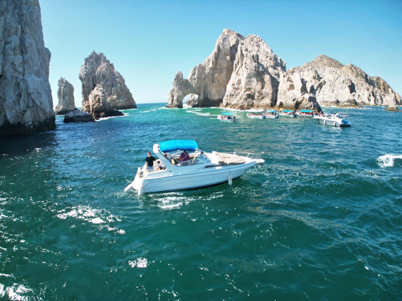 Yate Rainbow 30 ft navegando frente al Arco de Cabo San Lucas